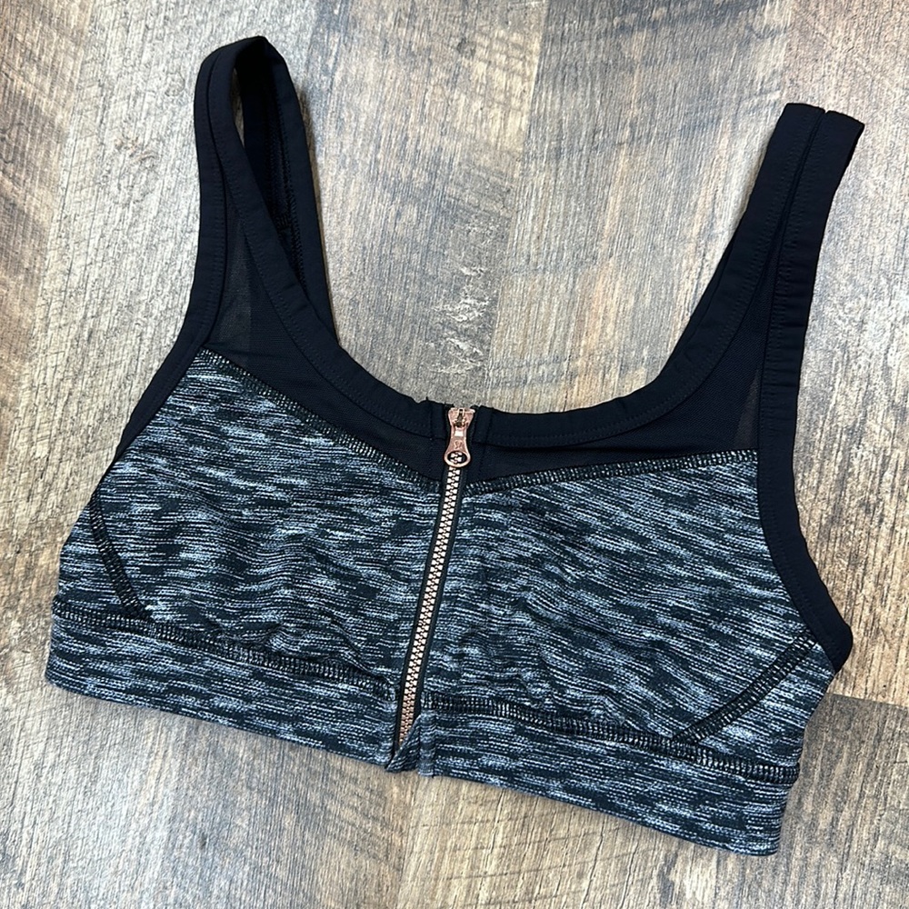 Women’s Lululemon sports bra size 4!!!